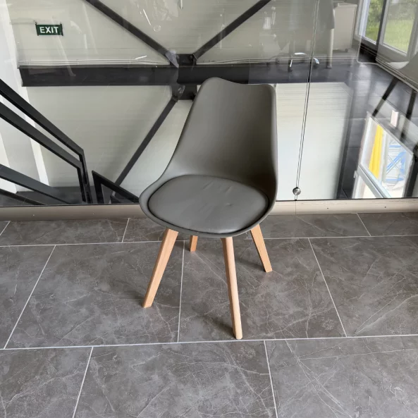 Silla Sydney de cuero ecológico gris, patas de madera – dimensiones 48x50x82 cm