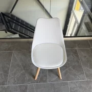 Silla Sydney de cuero ecológico blanco, patas de madera - dimensiones: 48x50x82 cm