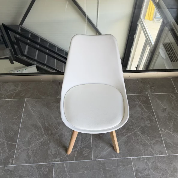 Silla Sydney de cuero ecológico blanco, patas de madera - dimensiones: 48x50x82 cm