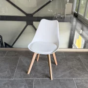 Silla Sydney de cuero ecológico blanco, patas de madera - dimensiones: 48x50x82 cm