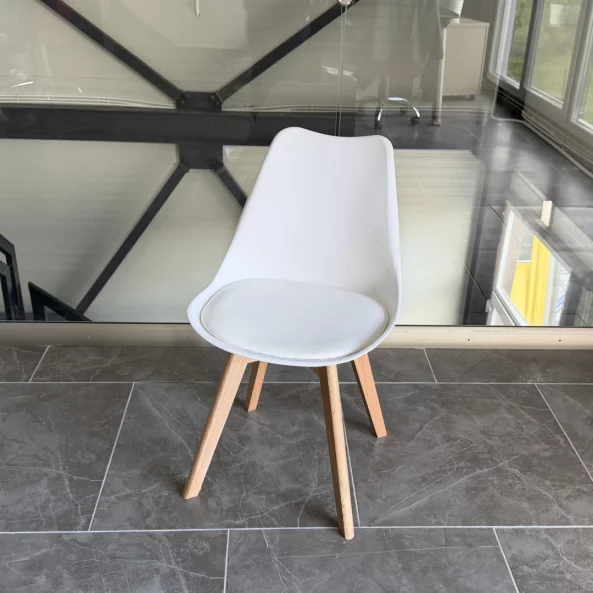 Silla Sydney de cuero ecológico blanco, patas de madera - dimensiones: 48x50x82 cm