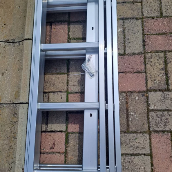 Scara profesionala din aluminiu, 3 tronsoane 3 x 16 trepte - PRODUS RESIGILAT