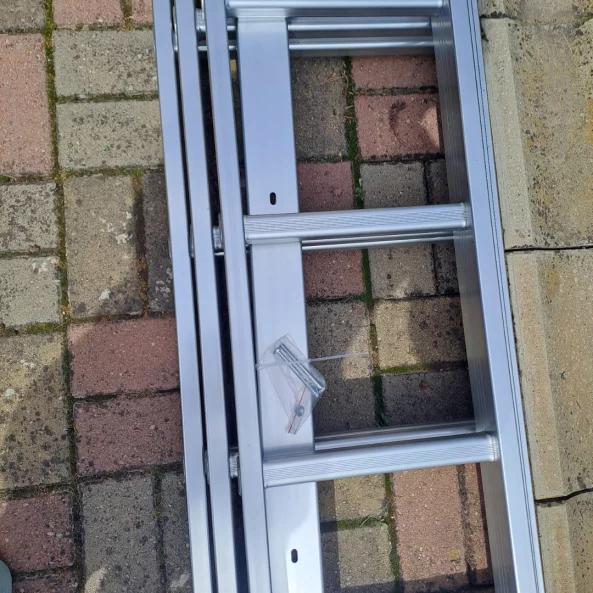 Scara profesionala din aluminiu, 3 tronsoane 3 x 16 trepte - PRODUS RESIGILAT