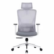 Silla de oficina ergonómica Calista con reposacabezas 2D ajustable, gris claro – dimensiones: 670 × 730 × 1160–1240 mm.