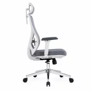 Silla de oficina ergonómica Calista con reposacabezas 2D ajustable, gris claro – dimensiones: 670 × 730 × 1160–1240 mm.