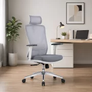 Silla de oficina ergonómica Calista con reposacabezas 2D ajustable, gris claro – dimensiones: 670 × 730 × 1160–1240 mm.