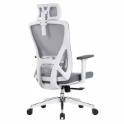 Silla de oficina ergonómica Calista con reposacabezas 2D ajustable, gris claro – dimensiones: 670 × 730 × 1160–1240 mm.