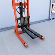 Transpalet manual 1T, inaltime de ridicare 2.0M – Furci reglabile 200-580 mm
