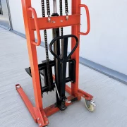 Transpalet manual 1T, inaltime de ridicare 2.0M – Furci reglabile 200-580 mm