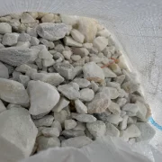 Mosaico/Piedra decorativa blanca 15-30 mm por saco de 50 kg