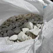 Mosaico/Piedra decorativa blanca 15-30 mm por saco de 50 kg