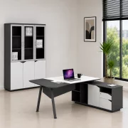 Conjunto Platinia &amp; LumaSeat – Escritorio directivo con armario lateral, silla ergonómica y armario con puertas de vidrio