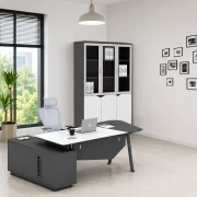 Conjunto Platinia &amp; LumaSeat – Escritorio directivo con armario lateral, silla ergonómica y armario con puertas de vidrio