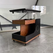 Mesa auxiliar moderna, carga inalámbrica, altavoz Bluetooth, tablero giratorio – marrón y negro