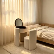 Masuta de machiaj Belle Époque vintage cu blat rotund si taburet tapitat, crem deschis