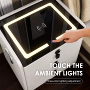 Интелигентно нощно шкафче с безжично зареждане, LED осветление и 3 чекмеджета – бял цвят, модерен дизайн от стъкло и дърво.