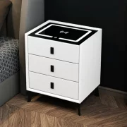 Интелигентно нощно шкафче с безжично зареждане, LED осветление и 3 чекмеджета – бял цвят, модерен дизайн от стъкло и дърво.